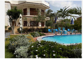 5 bdr family villa with private pool and new AC, 5 min from beach